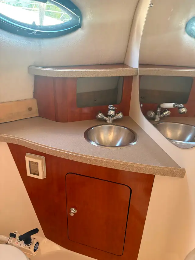 Regal Commodore 2465 – Trailer, Slip & Survey Included – in Powerboats & Motorboats in Saint John - Image 7