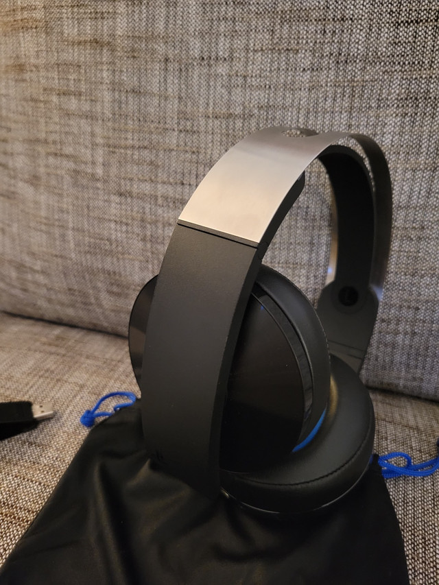 PlayStation Platinum Wireless Headset - PS4 - Platinum Edition in Sony Playstation 4 in Downtown-West End - Image 2