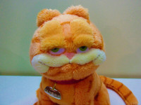 Superbe peluche Garfield avec son médaillon et son collier