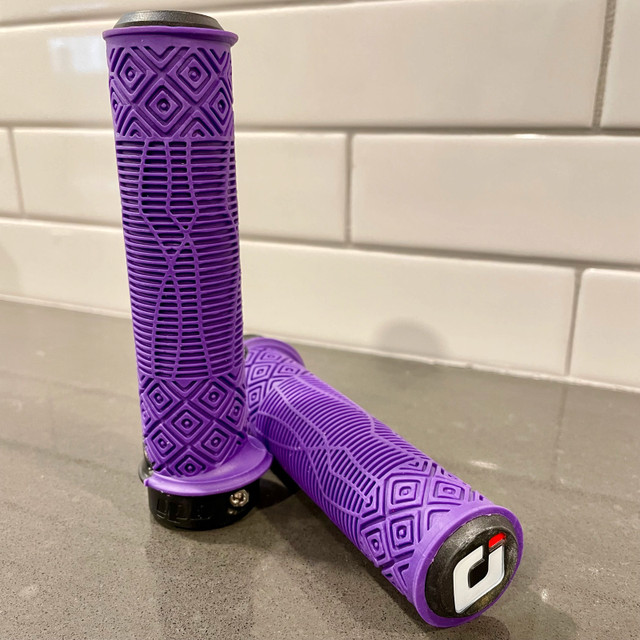 Lock-On Bike Grip Purple in Frames & Parts in Mississauga / Peel Region - Image 2
