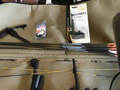 Edge 320 compound bow, 25-70lbs, extra site, 6 arrows and case. $ 375