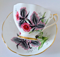 Antiquité. Ensemble tasse-soucoupe porcelaine Angleterre