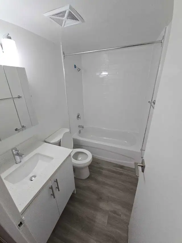 Large Apartment 1 Bedroom – Lease Assignment $200 off/month in Room Rentals & Roommates in City of Toronto - Image 3