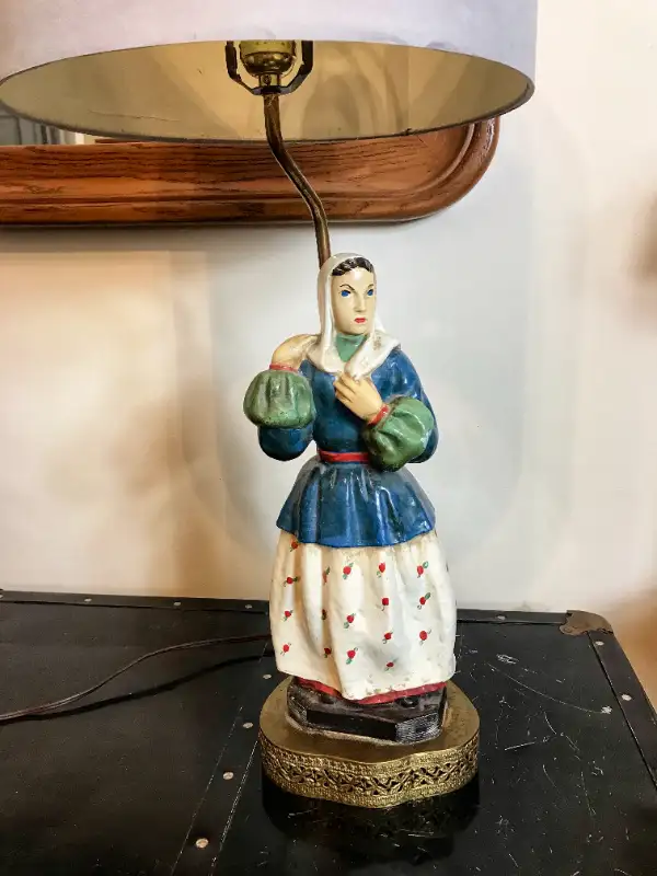 MCM Chalkware Woman Figure Brass Base Table Lamp w/Shade Works in Indoor Lighting & Fans in City of Toronto - Image 2