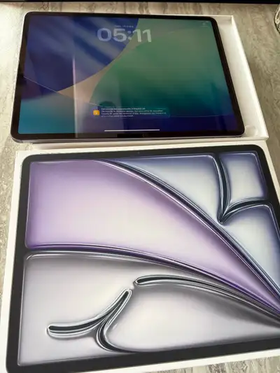 ipad air 13 pouces , modele wi fi + cellulaire , comme un neuf , tres peu utilisé (utilisé quelque f...