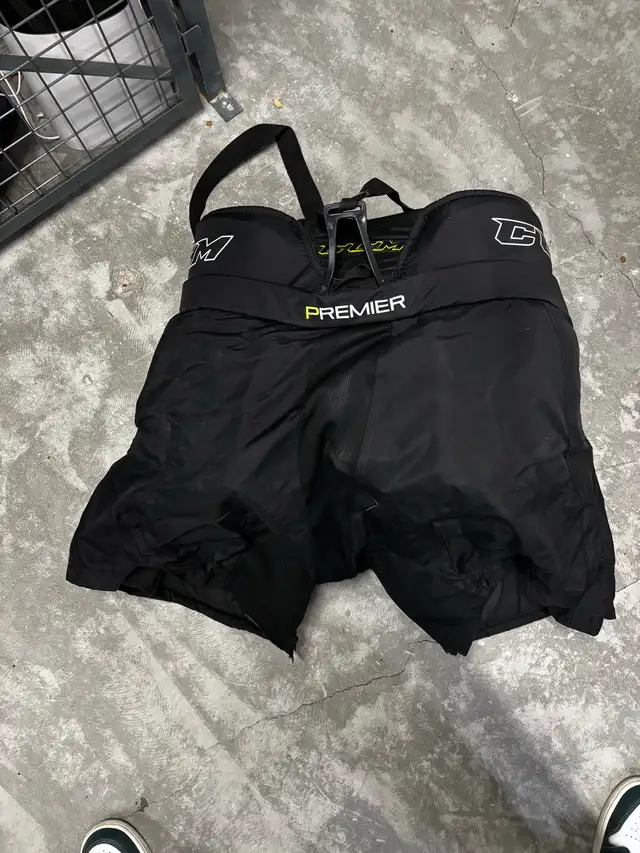 Men’s pro hockey goalie CCM chest protector and pants in Hockey in Guelph - Image 5