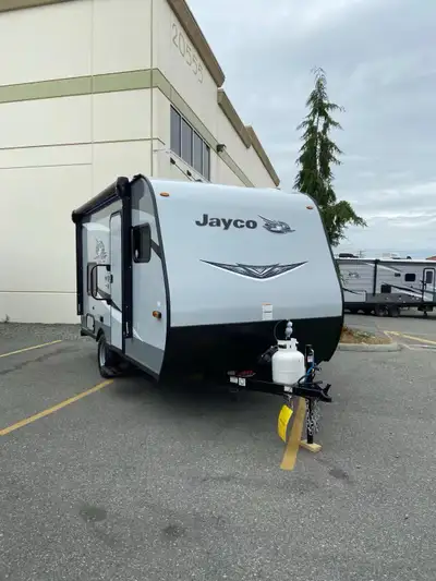 Looking for a clean, well-maintained travel trailer that’s ready for your next adventure? This 2021...