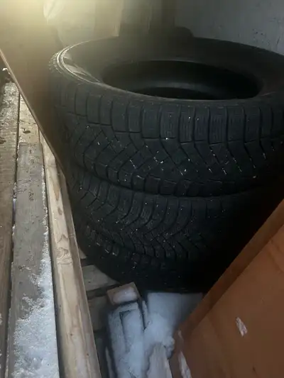 Set of 4 used Pirelli Ice Zero winter tires P235/65R18 Used only 1 winter lots of tread left Traded...