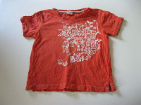 T-shirt rouge avec dessin