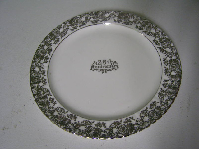 25th Anniversary Plate in Arts & Collectibles in Bedford