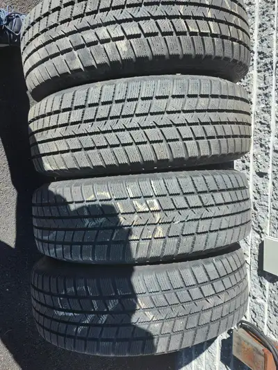 4 pneus d hiver avec rims goodyear wintercommand 225 60r 17 presque neuf (télétravail), 2 à 9/32 et...