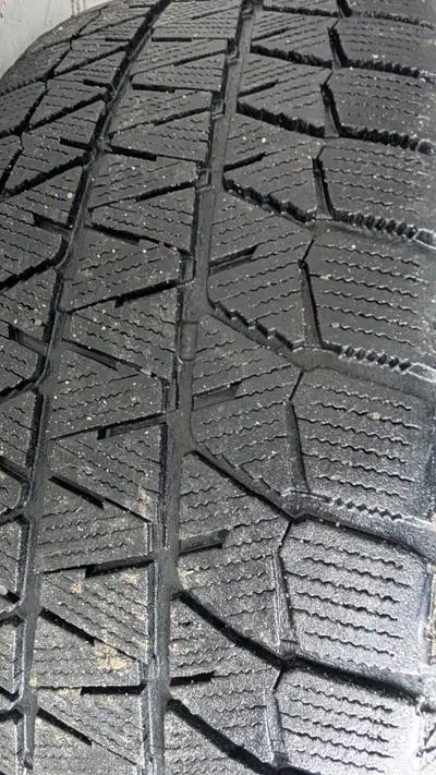 Bridgestone Blizzak Winter Tires on Steel Rims - Set of 4 Size : 205/55R16 Made in Japan. Condition...