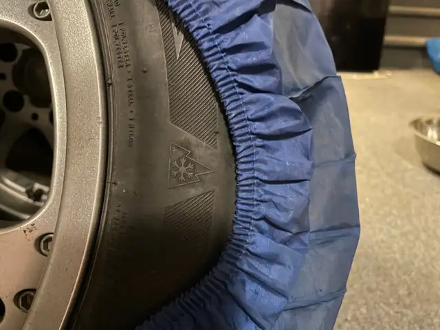 WINTER TIRES ON ALLOY RIMS 225/50R17 in Tires & Rims in Pembroke - Image 6