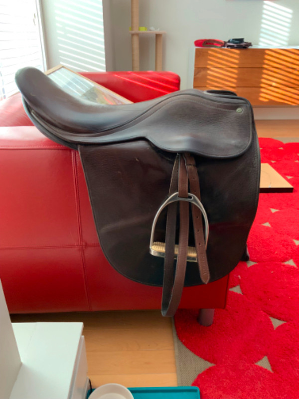 Barnsby Shively English Saddle in Equestrian & Livestock Accessories in Strathcona County - Image 2