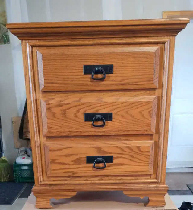 Oak Queen Sleigh Bed w/Nightstands in Beds & Mattresses in Kingston - Image 4