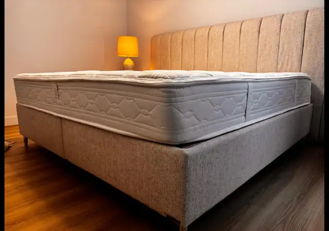 Lit King size Box Spring + Matelas + Tables de chevet in Beds & Mattresses in Trois-Rivières - Image 4