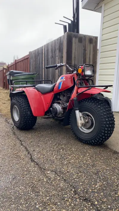 Honda 200es trike,high,low and reverse,shaft drive,electric start, runs and drives good,In decent sh...