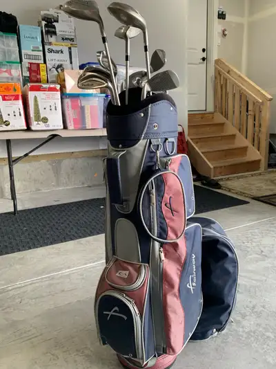 Right handed ladies Golf Clubs Including bag Hardly used! Pickup in Okotoks Cash only Thank you