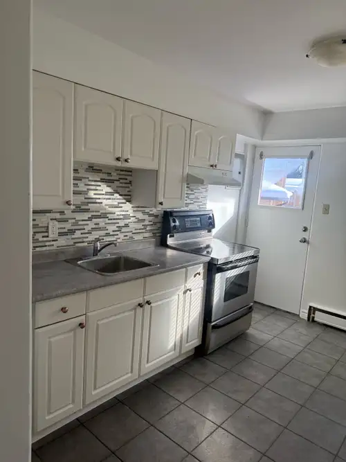 One bedroom Quiet building Walking distance to parks Shopping Bus stop right across Close to hospita...