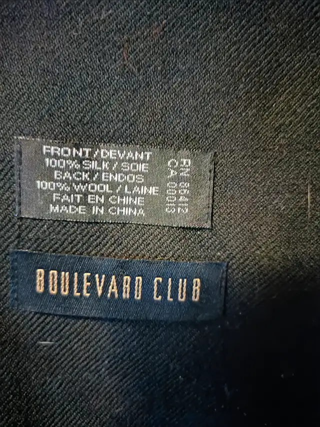 Silk scarf in Other in Ottawa - Image 2