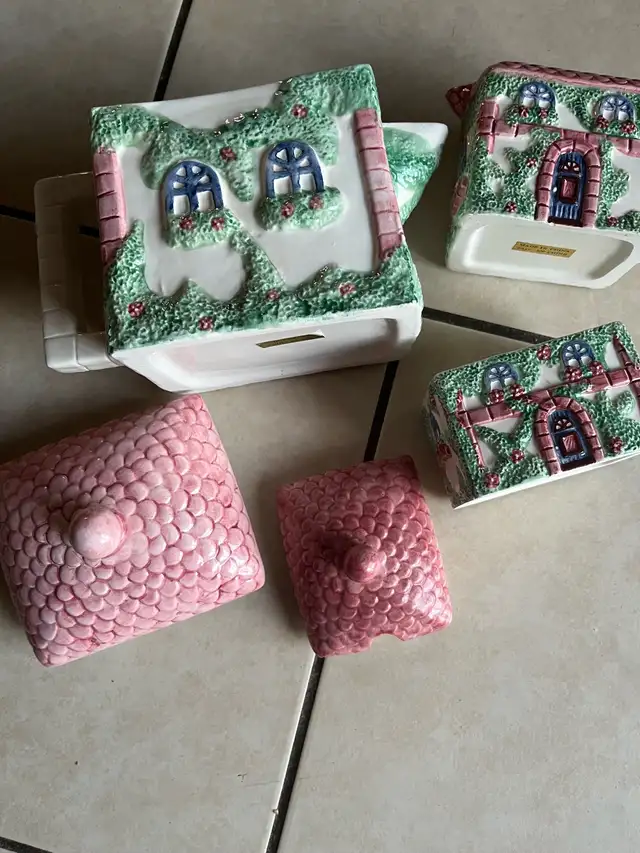 Avon country cottage teapot, creamer and sugar set in Kitchen & Dining Wares in Mississauga / Peel Region - Image 2