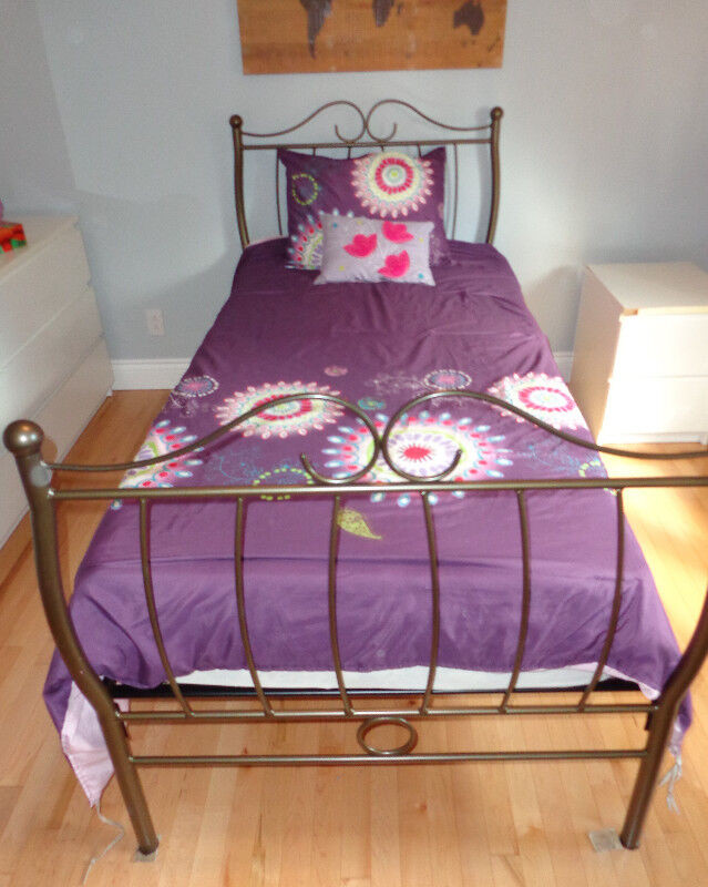 Couette pour lit jumeau et 2 caches oreillers in Bedding in Trois-Rivières