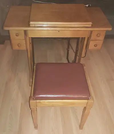 Vintage Singer sewing machine 15 88 89 series machine. In exceptional condition. All works except li...