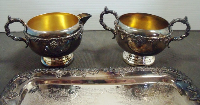 PLATED SILVER TRAY AND SUGAR & CREAMER (OLD ENGLISH) in Arts & Collectibles in Lethbridge - Image 4