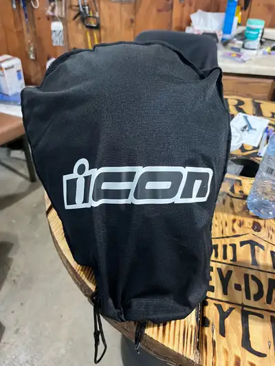 Icon helmet barely used great condition. Comes 2 visors