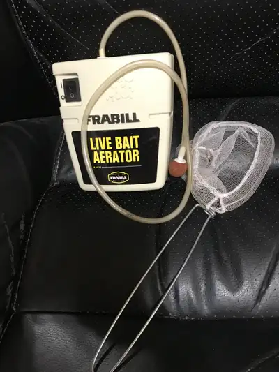 One portable aerator for small fish or including small dipping net. Runs on 2 D size batteries inclu...