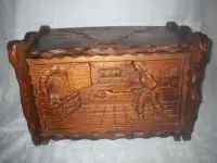 Carved wooden handmade bread box; boîte à pain artisanale bois