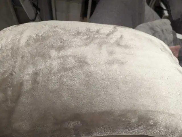 Grande couverture douce beige/ sable in Bedding in Laval / North Shore - Image 2