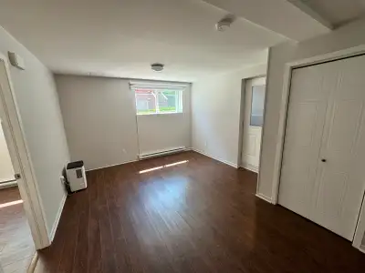 Saint-Hubert (Longueuil) Disponible le 1er août 2026 1 250 $/mois Charmant 3½ lumineux et bien entre...