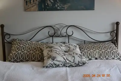 Lit Queen a vendre. Sommier et matelas de très. haute qualité. Tête de lit en métal brun.