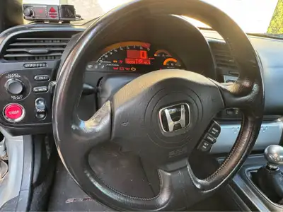 Honda S2000: Description 2005 Honda S2000 – Manual – 168,000 km Silver exterior / Black leather inte...