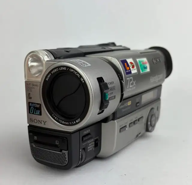 Sony Handycam CCD-TR940 in Cameras & Camcorders in Winnipeg - Image 4