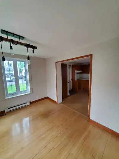 NOTE : Si l'annonce est en ligne, c'est que c'est disponible. Grand 7 1/2 à louer dans le vieux Lévi...