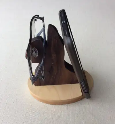 Voici des portes lunette et cellulaires fabriqués en bois d'érable, de cerisier ou de noyer. Choix d...