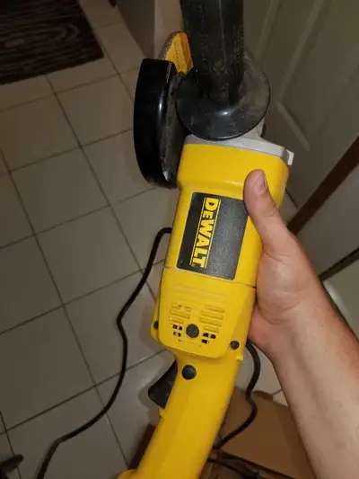Very lightly used electric grinder. Comes also with side handle.
