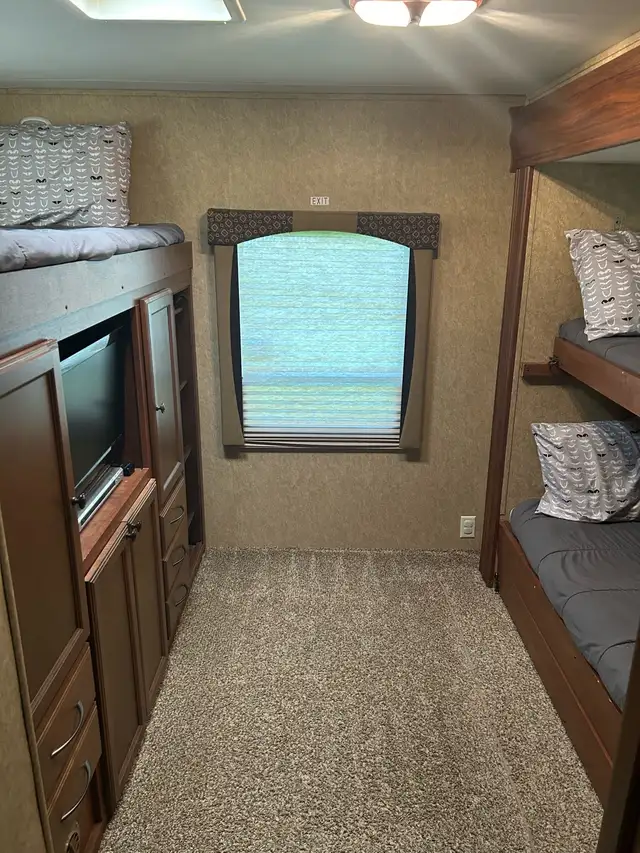 2012 North Trail 32BUDS Trailer in Travel Trailers & Campers in Grand Bend - Image 10