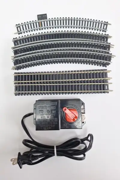 Silver nickel rails code 100 track Creates a 38" x 74" track layout 12 curves 18" radius 8 straight...