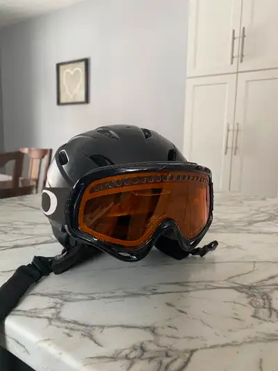 Youth size Giro ski helmet. Oakley ski goggles, adjustable. $40 or best offer.