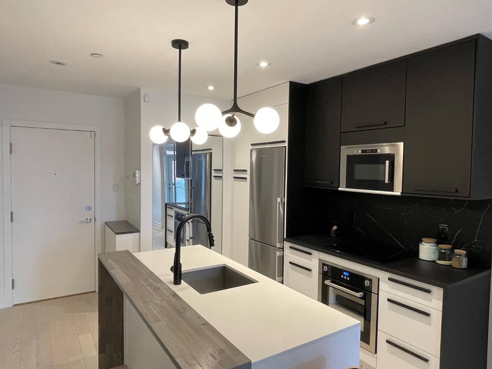 Condo centre-ville de Laval à louer — photo 1