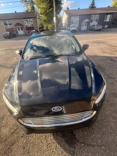 Ford Fusion SE 2015 en excellent état, très propre et bien entretenue. Équipée d’une caméra de recul...