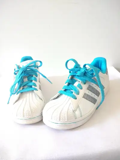 THE CLASSIC ADIDAS SUPERSTAR SNEAKER FOR LITTLE FEET. Size 1.5 From the basketball court to the clas...