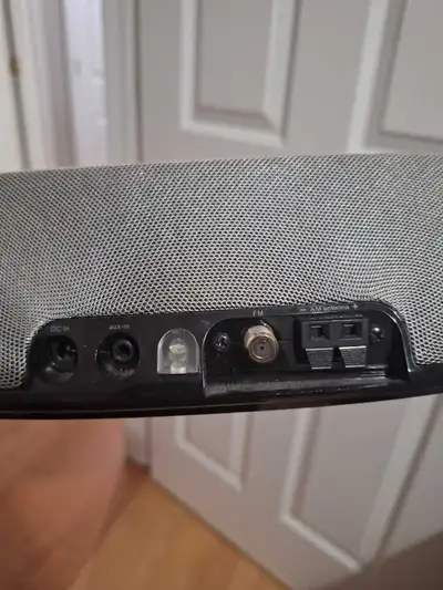 JBl on Time Bluetooth speaker, radio, aux In , docking. Model 400 ihd Use DC input or Batteries Loca...
