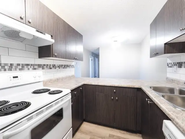 Spacious Newly Renovated 2 Bedroom Apt - Close to Century Park63011177744643121