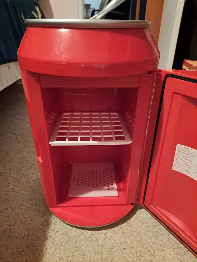 COCA-COLA COLLECTIBLES,  2 MINI FRIDGES, AND  COOKIE JAR in Arts & Collectibles in Moose Jaw - Image 3