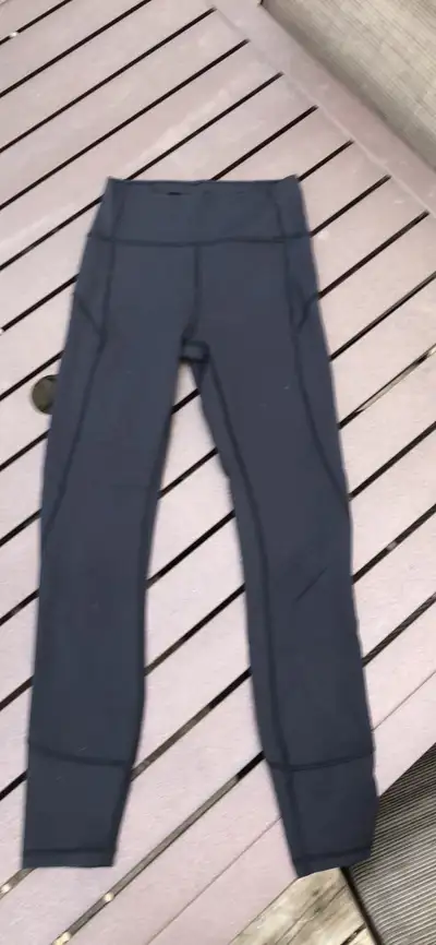Legging lululemon comme neuf size 4 mais fait taille 0 xxs très très petit !