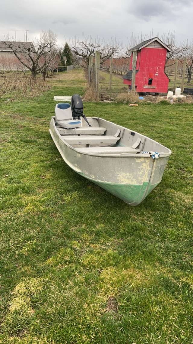 12 foot aluminum boat with motor in Toys & Games in St. Catharines - Image 2